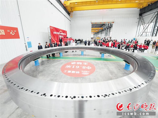 铁建重工自主研制的全球直径最大、单体最重、承载最高的整体式盾构机主轴承。 王志伟 摄