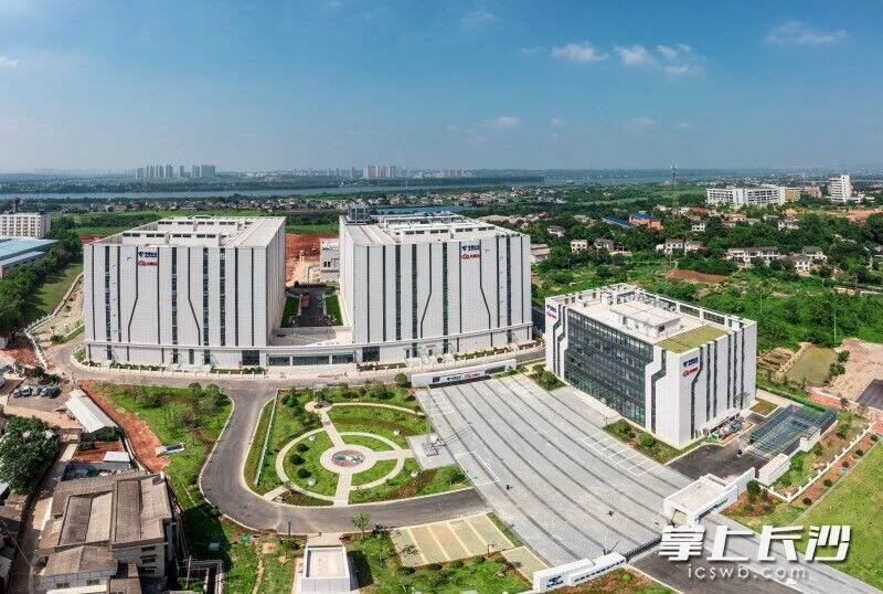 中国电信中南智能算力中心，五栋美观大气的建筑拔地而起，白色外墙上点缀着线条形的玻璃窗，整体看上去，仿佛一个个布满数据流的科技产品。长沙晚报全媒体记者 陈飞 摄