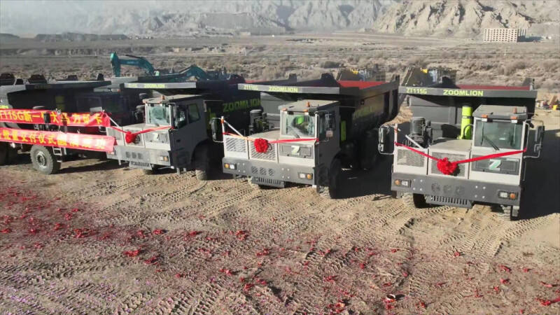 近日，在新疆的吐鲁番、拜城等地，数十台中联重科百吨级矿用宽体车接连交付当地煤矿项目。中联重科供图