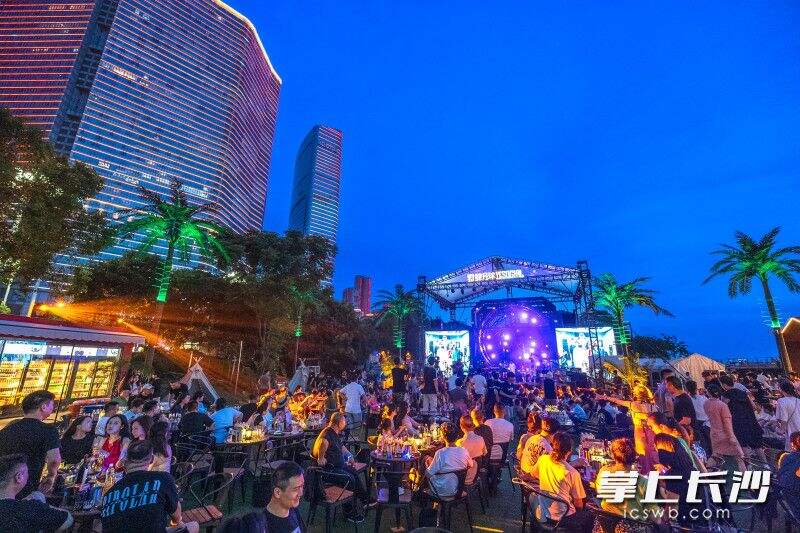 湘江边月球下，一场热辣的原创音乐节吸引了大量市民游客。长沙晚报全媒体记者 陈飞 摄