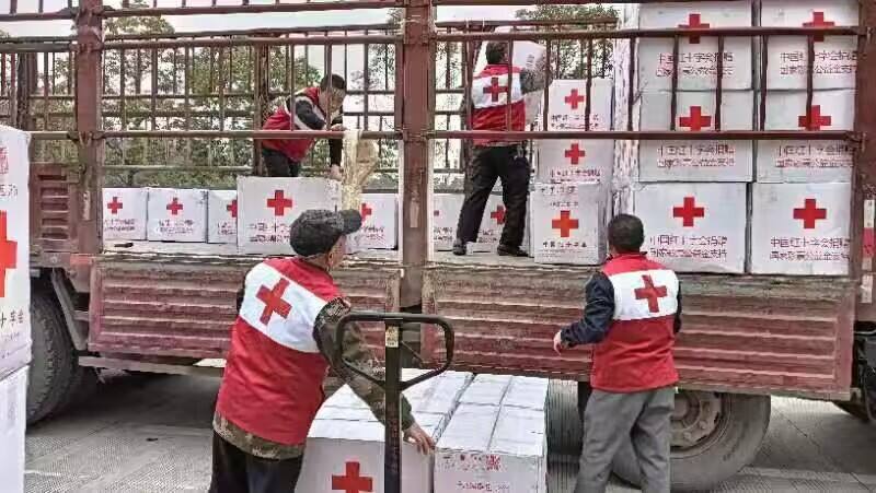湖南省红十字会将继续加大工作力度，筹集更多爱心款物，及时送到有需求的群众中去，帮助他们温暖过冬。