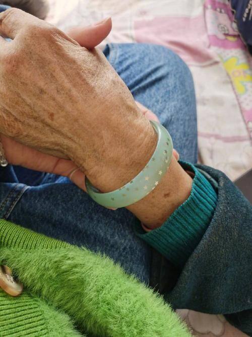 奶奶将孙女送的塑料手镯戴了12年
