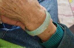 奶奶将孙女送的塑料手镯戴了12年 孙女送的手镯可以戴吗