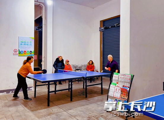 居民朋友在新添置的乒乓球台上开心打球。  长沙晚报通讯员 罗慧 摄