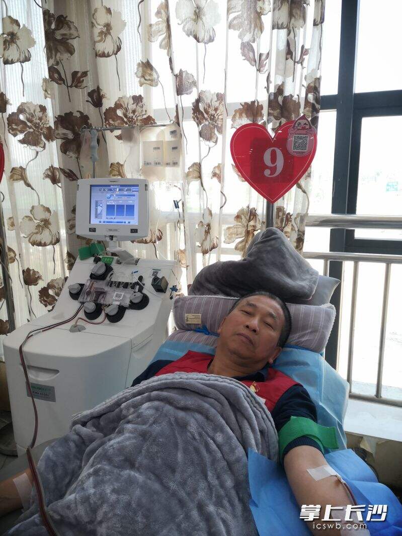 袁亮坤是湖南省第一个全国无偿献血志愿服务终身荣誉奖获得者。