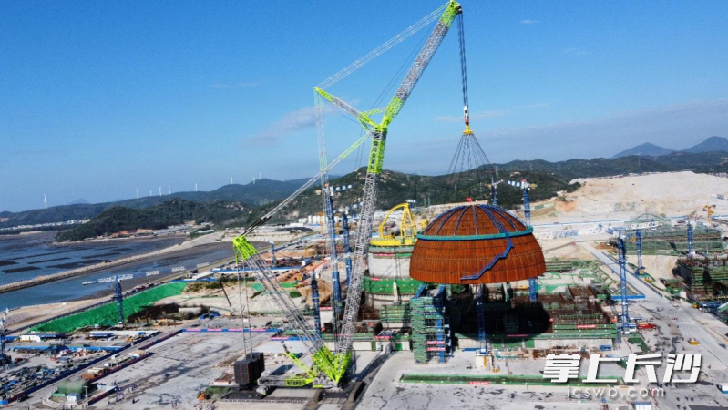 中联重科ZCC3200NP履带式起重机进行漳州核电穹顶吊装。