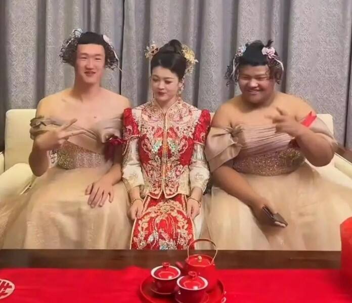 新娘让两个弟弟穿裙子当伴娘