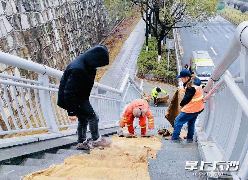 环卫工作人员在给青竹湖大道上的人行天桥“盖毯子”。 均为长沙晚报通讯员虞质叶供图