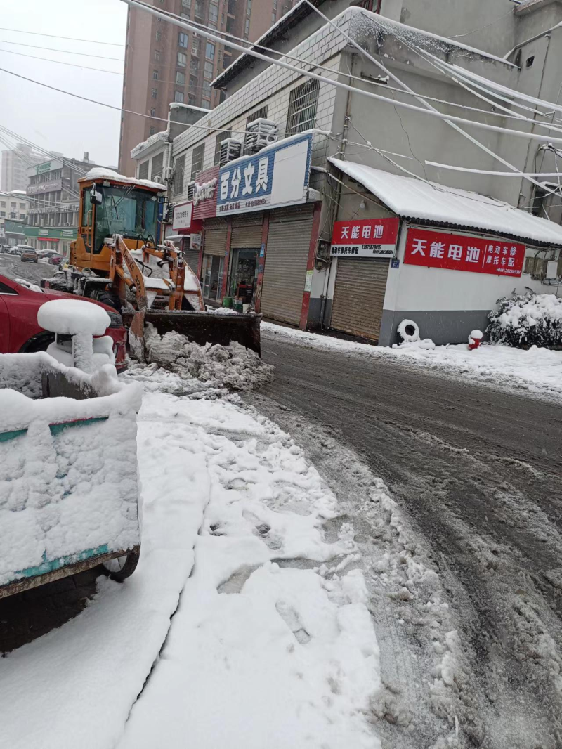 玉潭街道出动机械进行铲雪。