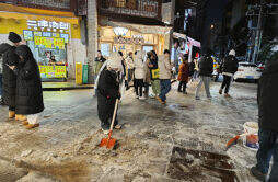 广东小伙伴千里来长赏雪，街头争当志愿者卖力铲冰