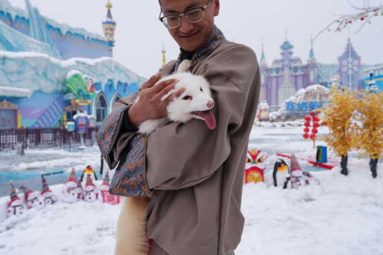 湘江欢乐海洋驯养员伦珠加措（藏族）身着藏服怀抱北极狐。