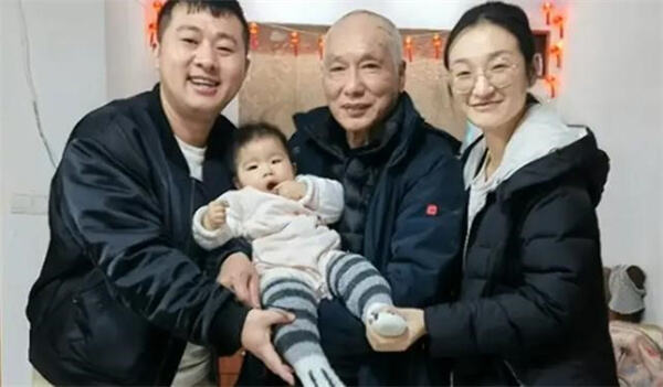 近日，上海得一位房大爷见证了自己的租客七年的爱情长跑，这位房东大爷既帮租客做饭又带孩子，引发了网友的热切关注和评论。