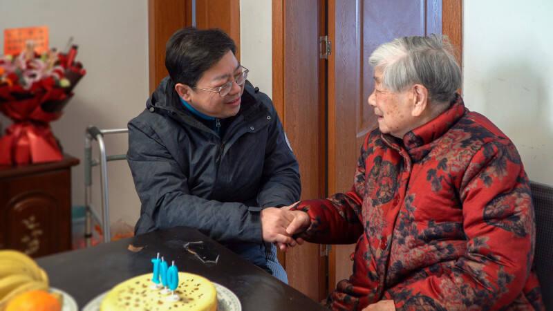 1月24日，刘娭毑100岁生日，湖南省人民医院心血管内科主任医师阳军为其送上生日祝福，并为她检查身体。均为长沙晚报通讯员 张芹铭 摄