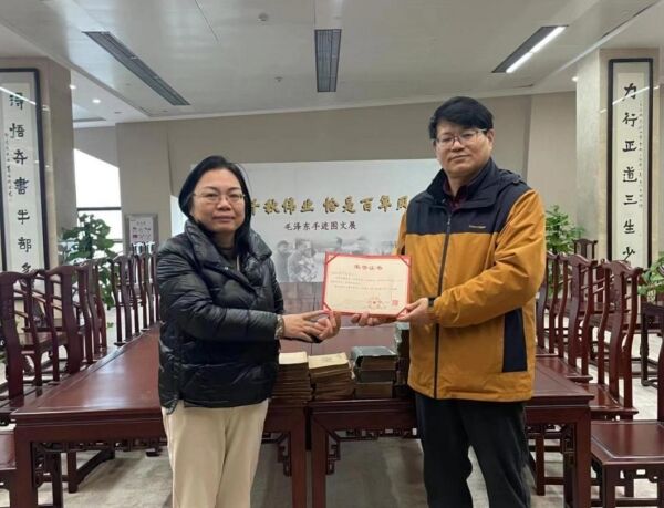 长沙图书馆馆长王自洋为李宇先颁发证书。均为长图供图