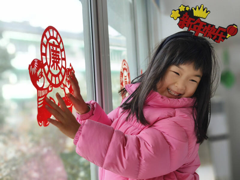 孩子们学习剪窗花，图书馆里传承传统文化“玩非遗”。 均为长沙晚报记者 李卓 长沙晚报通讯员 郭丹 摄影报道