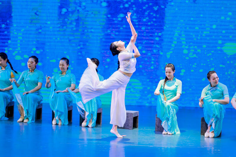 湖南省文化馆群星艺术团舞蹈队带来的精彩舞蹈《碇步桥》。