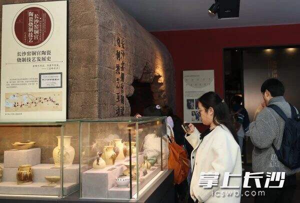 市民在长沙非物质文化遗产馆内参观“长沙窑铜官陶瓷烧制技艺”。