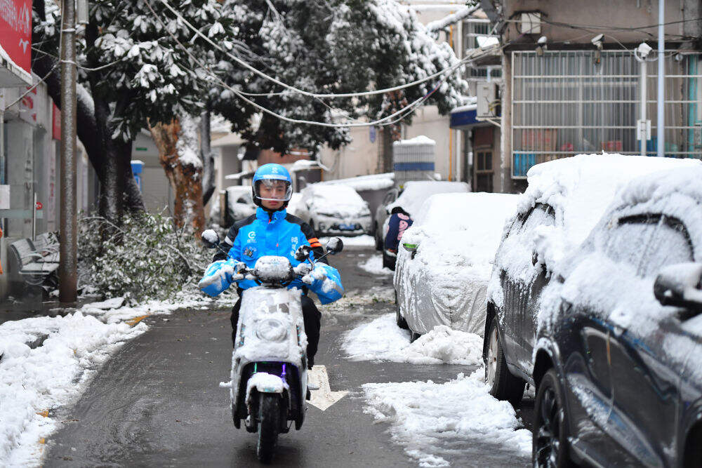 1月22日，长沙市天心区裕南街街道联合外卖骑手志愿者为独居老人免费送餐上门。新华社记者 陈泽国 摄