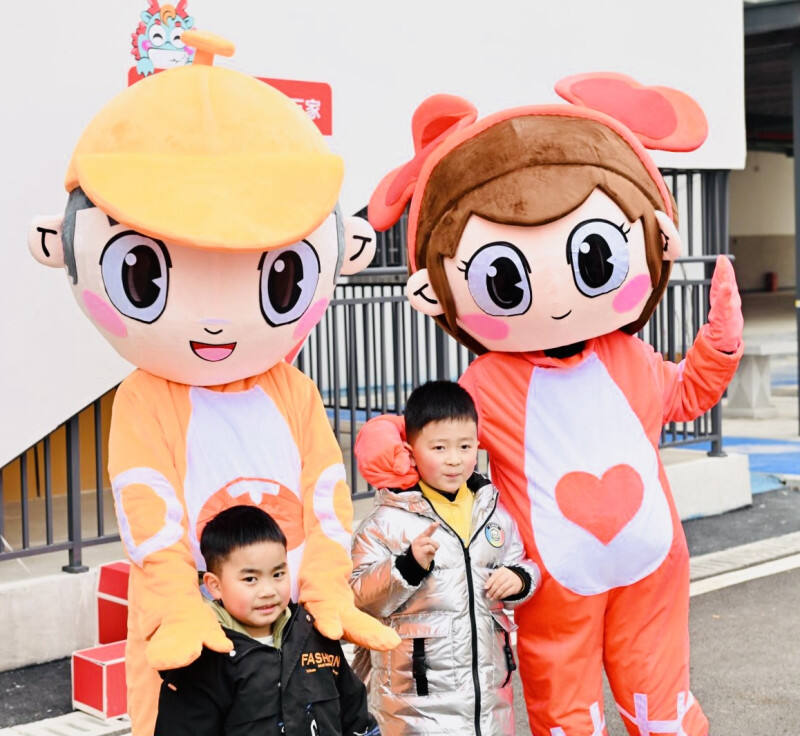 东华社区吉祥物“东东”“华华”首次亮相，和孩子们合影。 均为长沙晚报通讯员 易芳 供图