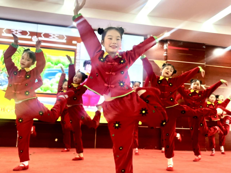 群舞《中国梦娃》向大家送去新春祝福。均为长沙晚报通讯员 周柔 供图