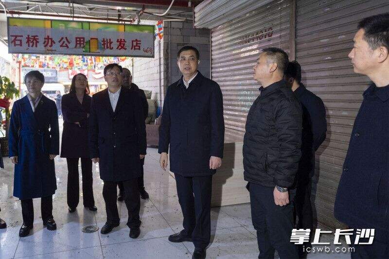 1月31日，副省长、市长周海兵走进三兴市场检查督导安全生产工作。长沙晚报全媒体记者 郭雨滴 摄