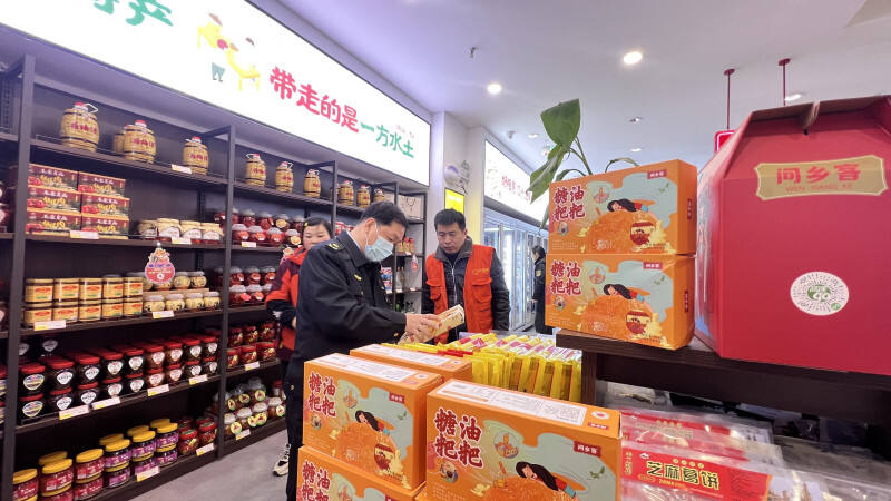 长沙市市场监管人员在检查高速公路服务站超市的食品安全管理。