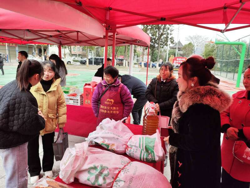宁乡市黄材镇举办爱心年货节，各类优质农副产品受到欢迎。