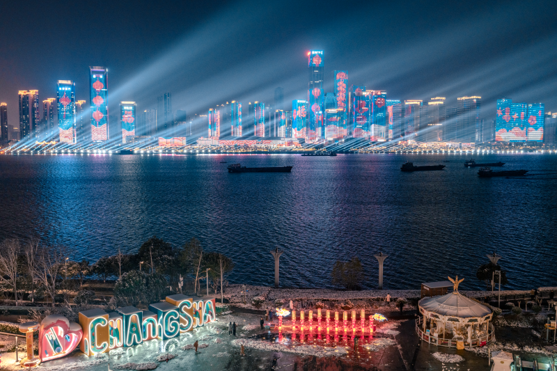 近水楼台的北辰三角洲大悦城在沿江商业，借势打造了长沙新春灯会。