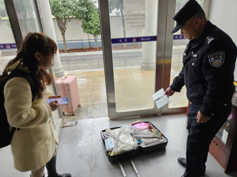 行李箱被误拿，民警相助，让行李箱物归原主。