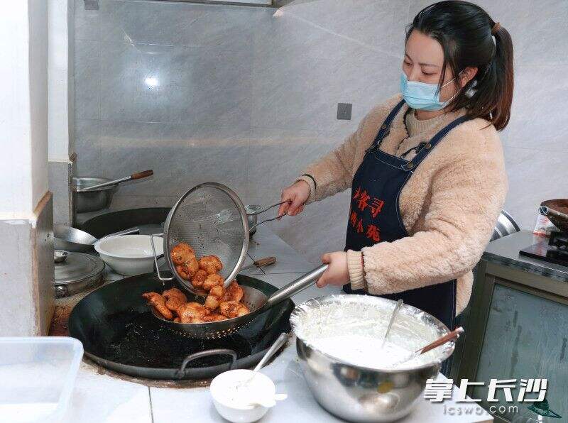 舟客寻河西小苑负责人杨秋香在厨房中炸火薯粑等特色小吃。长沙晚报全媒体记者 颜开云 摄