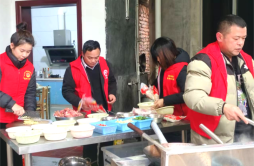 热腾腾的美食传递温情，宁乡市东湖塘社区青年志愿者为困难群众送餐到家