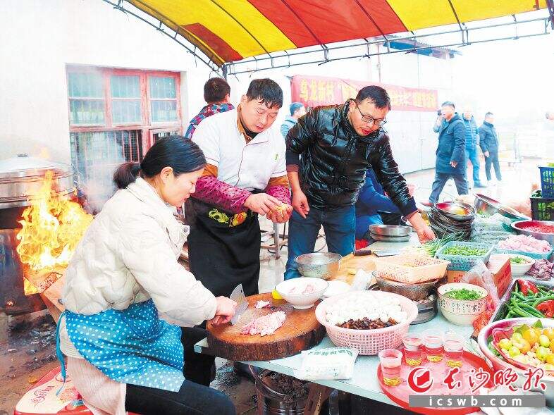 2月7日，乌龙新村石塘组举办邻里节活动，100多人聚在一起热热闹闹地吃团年饭。　　长沙晚报全媒体记者 颜开云 摄