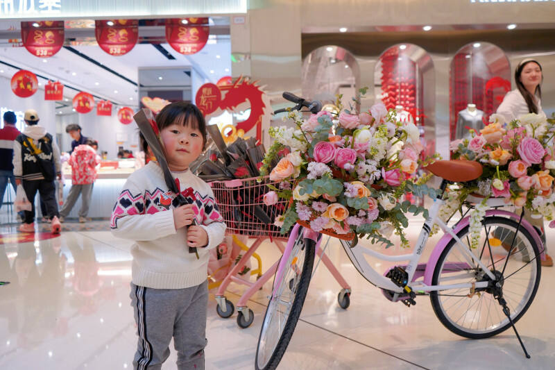 2月14日，北辰三角洲大悦城内节日气氛浓烈。