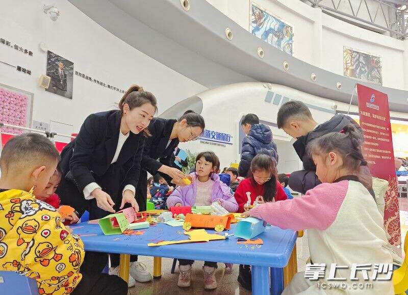 科普辅导老师带领孩子们动手设计、制作自己心目中的中国未来高铁模型。均为长沙晚报通讯员 褚维坊 供图