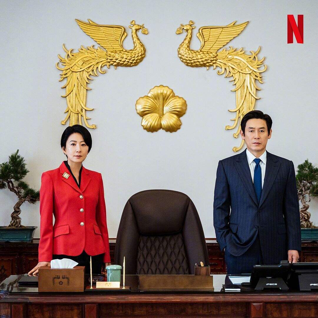 薛景求-金喜爱主演主演Netflix新剧《旋风》首发剧照 第3季度播出