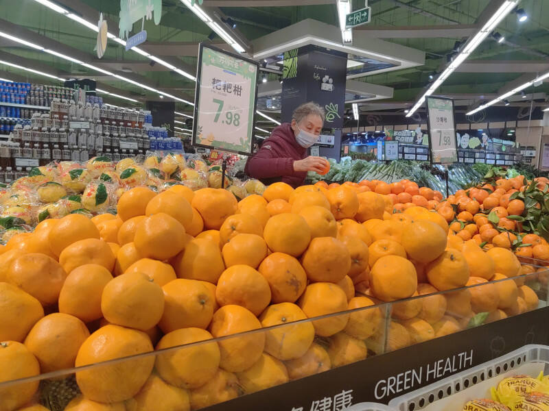 市民在超市内选购耙耙柑。长沙晚报全媒体记者 刘捷萍 摄