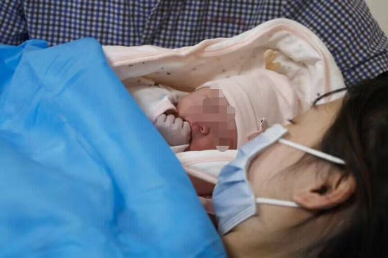2月10日零时20分，湖南省妇幼保健院迎来第一个“龙宝宝”。长沙晚报通讯员 韩旭 摄