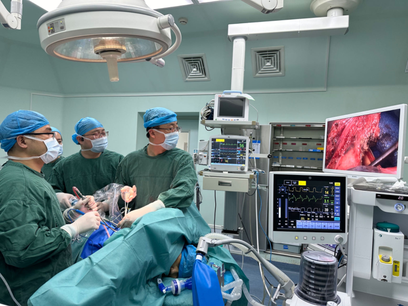 湖南省胸科医院外科手术团队为气管肿瘤合并结核病患者进行高难度的手术精细操作。医院供图