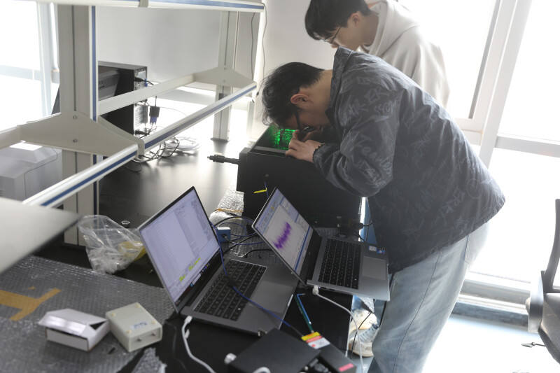 奥谱天成（湖南）信息科技有限公司的工程师们正在测试生产的机器。