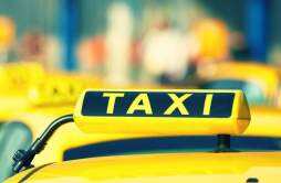 出租车12公里收300 司机没有按照计价器进行收费