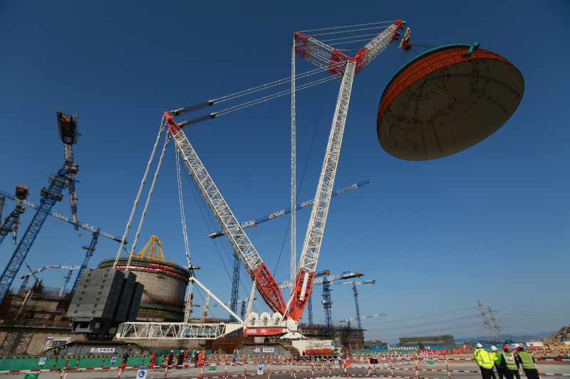 2018年，中联重科ZCC3200NP助力“华龙一号”示范工程福清核电6号机组穹顶吊装。资料图片