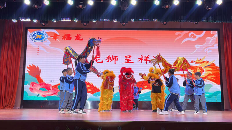 武术社团同学们表演《狮龙呈祥》。