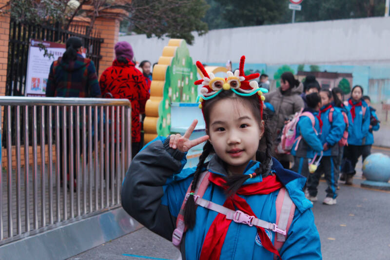 一名女生戴着自制的特色龙年头饰来到学校。