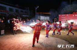 龙年火了非遗“舞火龙” ，这个龙狮团春节在湘赣两省表演近60场
