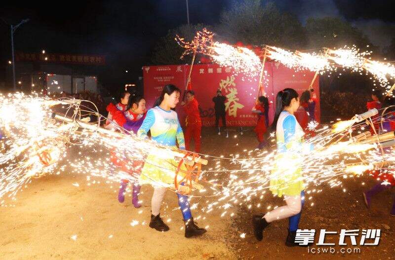 正月十四，浏阳达浒，烟花与舞龙相结合的“舞火龙”，掀起闹元宵活动的高潮。长沙晚报全媒体记者 颜开云 摄