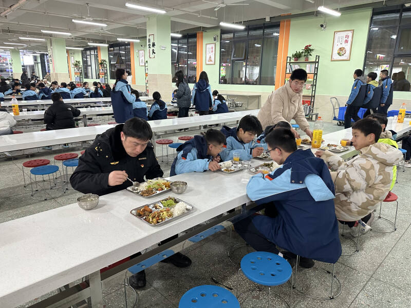 市场监管执法人员在德成学校开展食品安全检查活动，并进行陪餐。长沙晚报通讯员　曹景峰供图