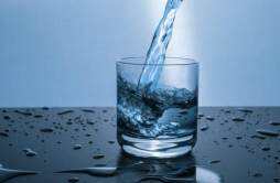 女子每天喝5升水确诊尿崩症 过量喝水也不是一件好事！