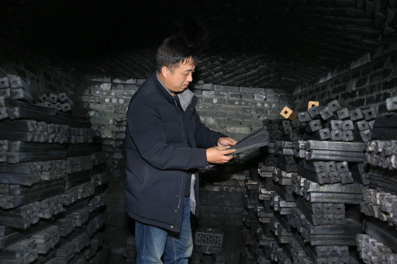 2月29日，又一窑新炭出炉，胡春初进窑查看竹炭品质。长沙晚报全媒体记者 颜开云 摄