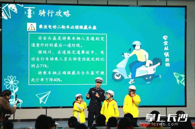 市交警支队处教科民警高朝峰讲解交通安全知识。