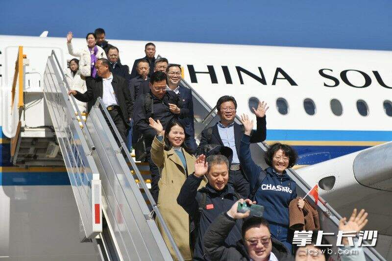 中午，出席十四届全国人大二次会议的部分在湘全国人大代表乘机抵达北京，向大会报到。照片均为长沙晚报全媒体记者 郭雨滴 摄